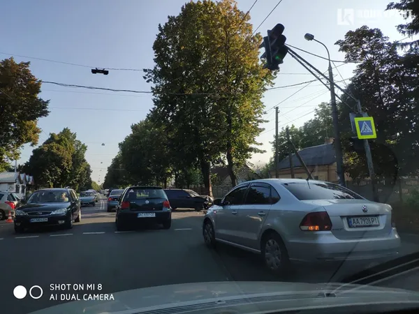 У Луцьку на Львівській автомобіль в'їхав у світлофор