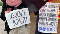 «Досить красти»: у Луцьку – акція з вимогою витрачати більше на ЗСУ (фото)