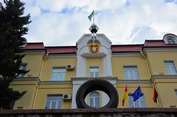 Микола Собуцький «прикотив» під мерію шину