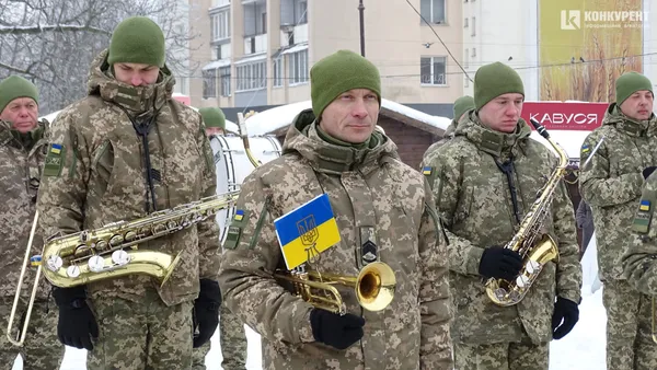 День Соборності у Луцьку: люди утворили ланцюг єдності (фото)
