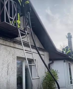 У Луцьку горів дах житлового будинку (фото, відео)