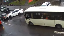Не розминулися дві автівки: у центрі Луцька – аварія (відео)