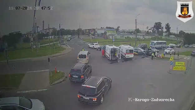 Лоб у лоб: у Луцьку на проблемному перехресті потрощилися Mitsubishi та Volvo (відео)