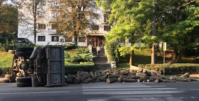 Внаслідок перекидання ЗІЛа з колодами у Луцьку постраждали діти (фото)
