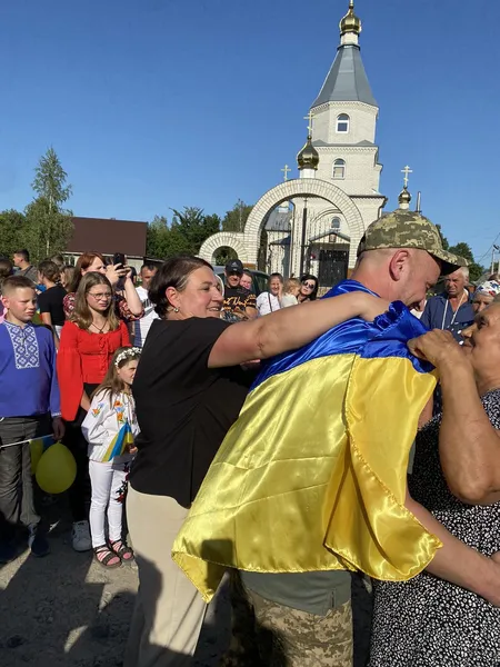 Зібралися всім селом: на Камінь-Каширщині з полону зустріли Віталія Березнюка (фото)