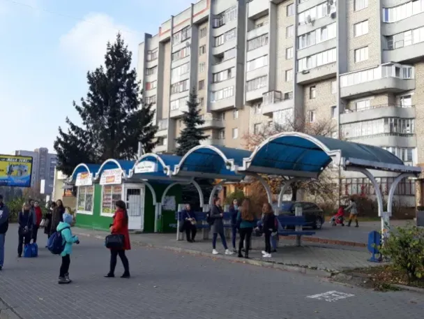 На зупинці на Соборності побили й пограбували чоловіка