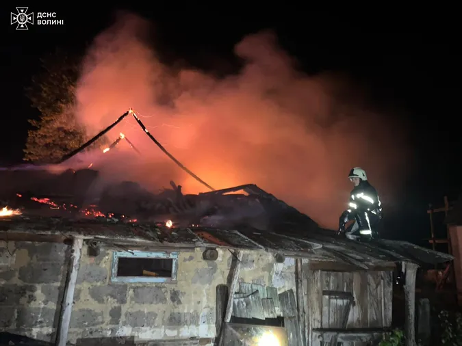 На Волині через замикання горіла господарська споруда