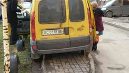 Луцькі муніципали "полюють"  на порушників правил паркування (фото)