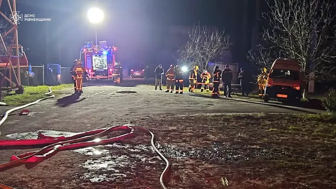 Внаслідок ворожого удару на Рівненщині сталася масштабна пожежа (фото)