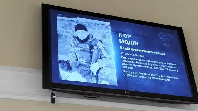 У Луцьку на вокзалі крутитимуть ролики про загиблих захисників (відео)