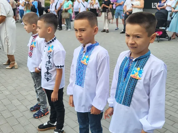 1 вересня у луцькому ліцеї №10: лінійка для першачків та випускників (фото)