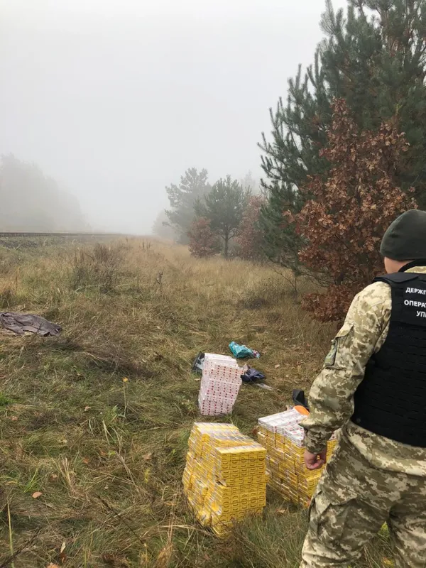 На Волині з потяга викинули пакунки із сигаретами (фото)