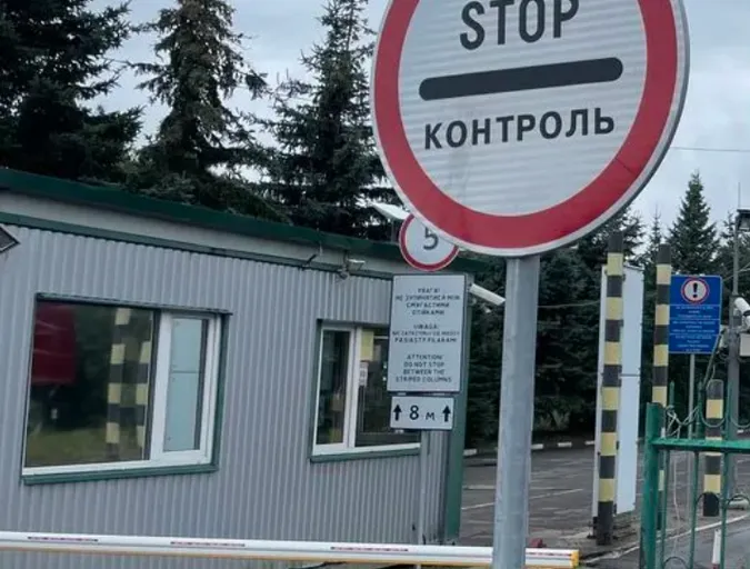 Через пункт пропуску «Устилуг – Зосін» призупинили рух транспорту