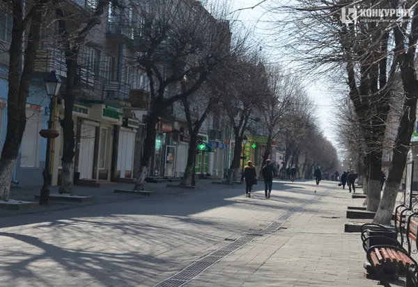 Карантинна весна у Луцьку: маски, черги і малолюдні вулиці (ФОТО)