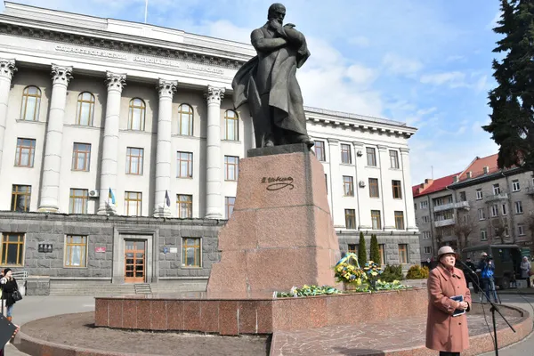 У центрі міста лучани читали вірші Шевченка (фото)