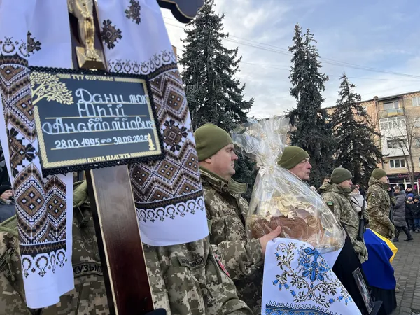 Пів року вважався зниклим: Ковель попрощався з полеглим захисником Юрієм Данилюком (фото)
