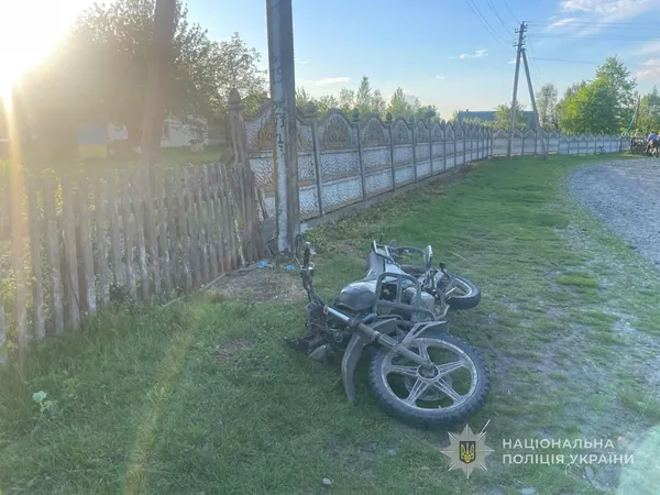 На Волині п'яний 17-річний мотоцикліст врізався в електроопору: його госпіталізували (фото)