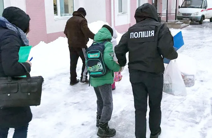Не були одружені: на Волині після смерті жінки в чоловіка забрали його ж дітей