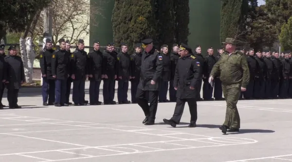 рф показала групу підлітків у формі, кажуть – це екіпаж крейсера «Москва»