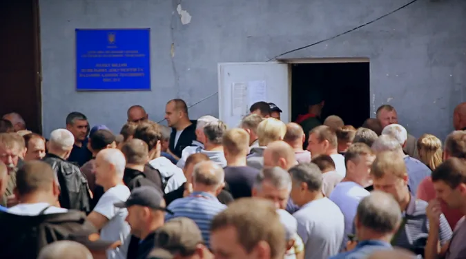 У Ковелі водії-далекобійники «штурмують» управління Укртрансбезпеки