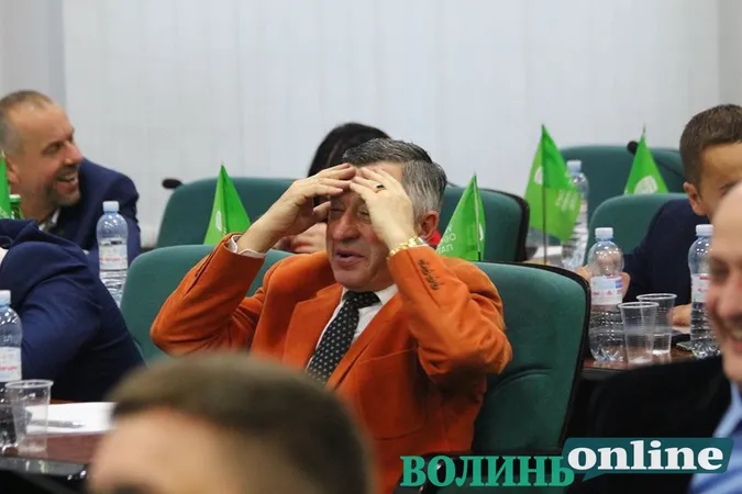 Перекис водню на руки, «під пахви», в рот: депутат Луцькради показав свою профілактику (відео)