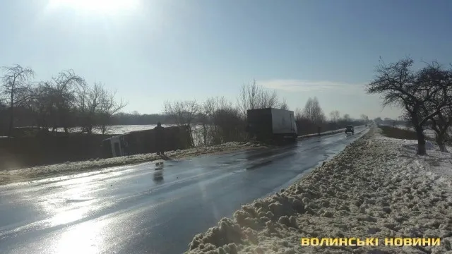 На дорозі Луцьк-Львів перевернулася вантажівка