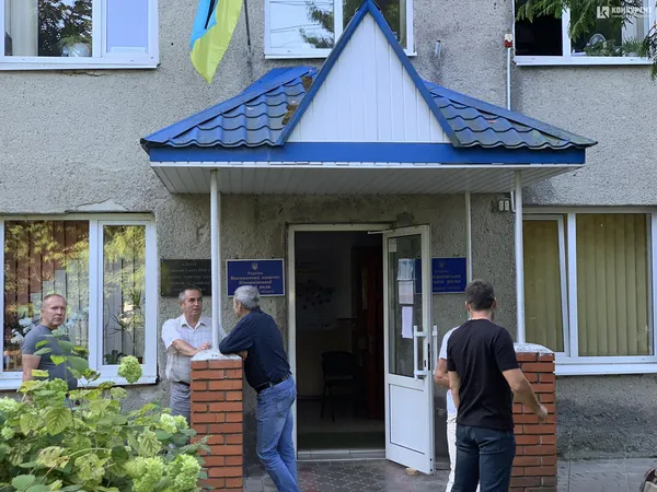 Військові прийшли на «розбірки» з мером Ківерців через скандальний стадіон (фото, відео)
