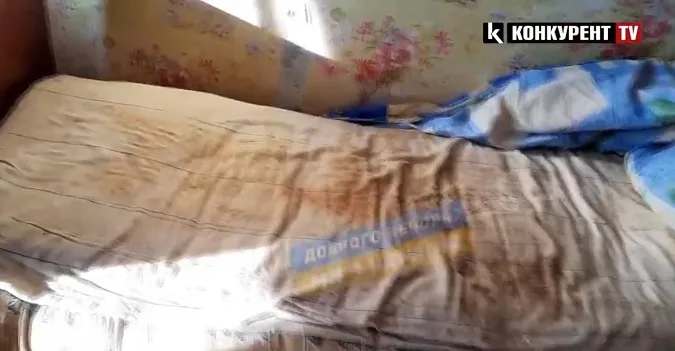 Брудний матрац, пліснява та «благодійні внески»: студенти гуртожитку ВПУ у Луцьку нарікають на жахливі умови (відео)