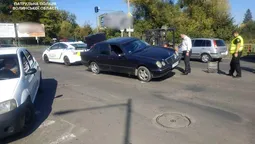 У Луцьку на дорозі  водовідливна решітка "зупинила" автомобіль (фото) 