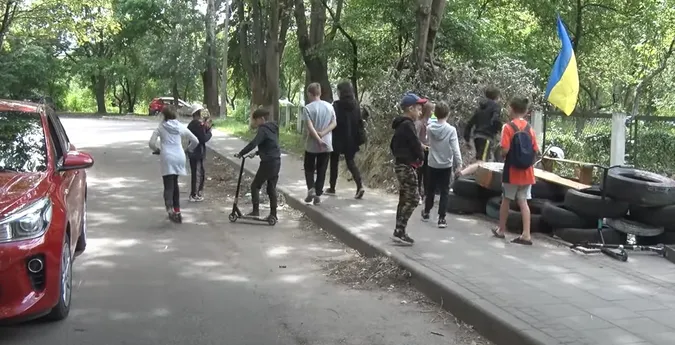 У Луцьку діти облаштували блокпост і планують збирати гроші на ЗСУ
