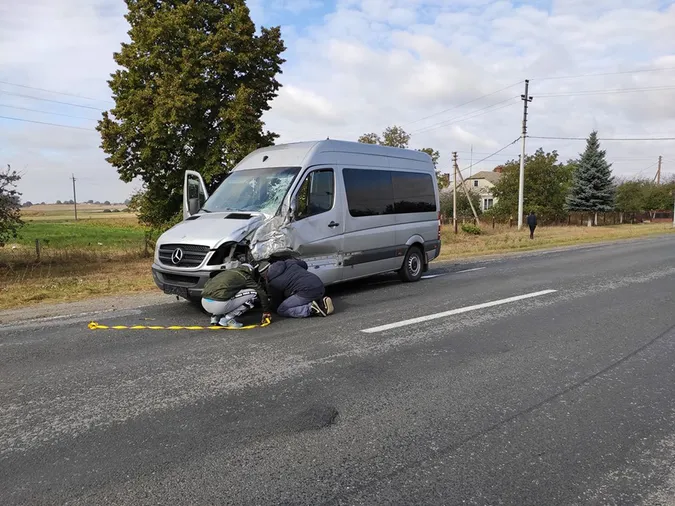 На Волині бус врізався у вантажівку: дорога – в олії та макаронах (фото)