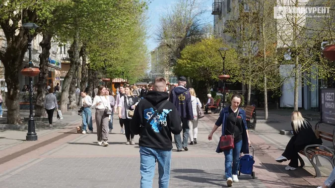 Весняний Луцьк: як місцеві прогулюються заквітчаним центром (фото)