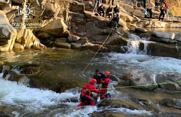 У Карпатах дівчинка та двоє чоловіків застрягли біля водоспаду