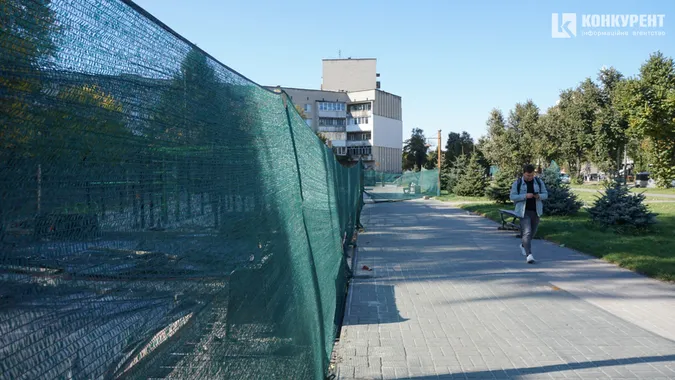 Штучне покриття та ліхтарі: у Луцьку завершують будівництво урбан-парку (фото)