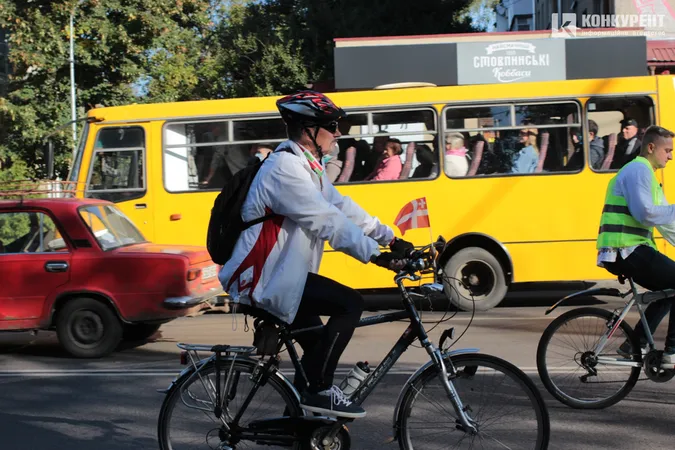 Шоломи і вишиванки: як у Луцьку минув велопробіг до Дня міста (фото, відео)