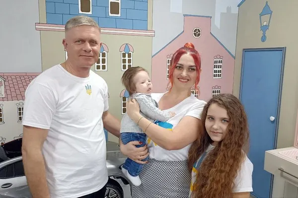 Малюк з Житомирщини народився з довжелезним волоссям (відео)