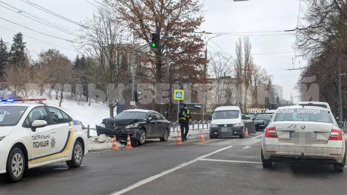 ДТП під світлофором: у Луцьку зіткнулися «лексус» і «фольксваген» (фото)