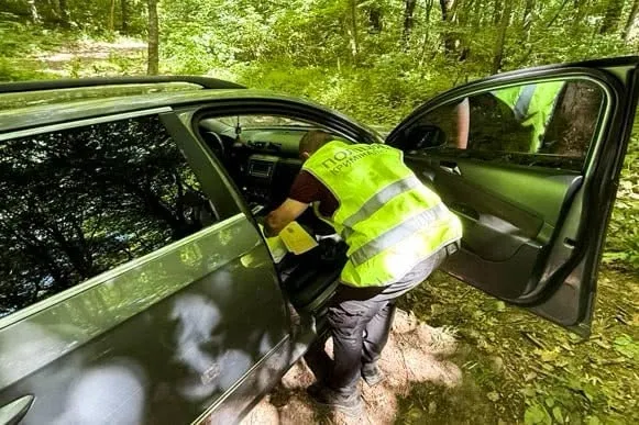 Ховали наркотики в землі: двом волинянам на Рівненщині загрожує до 12 років в'язниці (фото)