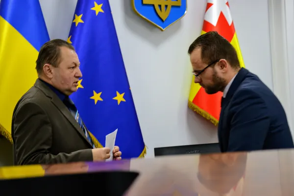...а потім передав її Григорію Пустовіту