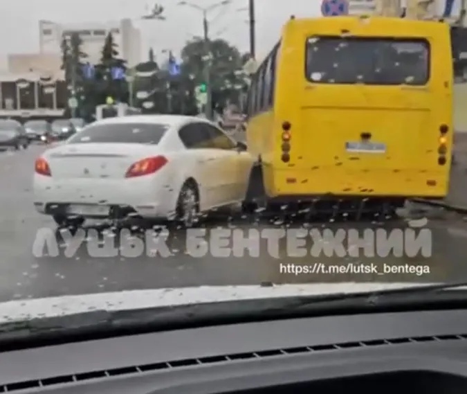 У центрі Луцька легковик врізався у маршрутку (відео)