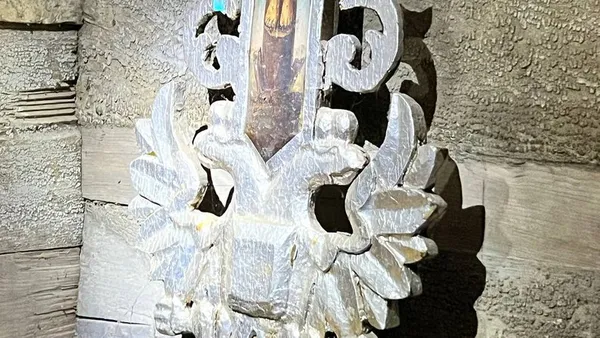 На Волині на дзвіниці храму знайшли хрест із двоголовим орлом і приховану ікону (фото)