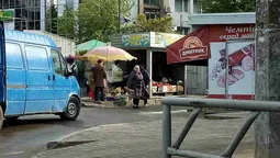 Луцькі муніципали за 20 хвилин розібрались із вуличними торгівцями (фото)