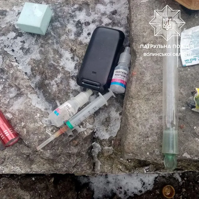 Шприци, амфетамін та постріли: у Луцьку патрульні затримали громадян (фото)