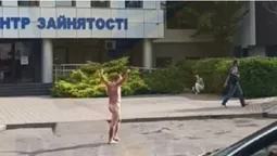 У Рівному голий чоловік атакував автівки та розбив білборд (відео)