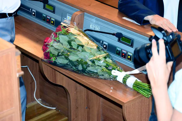 ...а це букет, який теж прийшов раніше та чекав нового депутата облради, точніше депутатку.