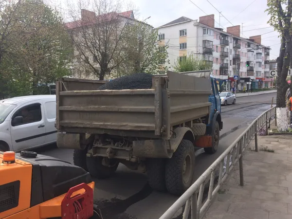 У Луцьку навпроти «Директорії» ремонтують дорогу (фото)