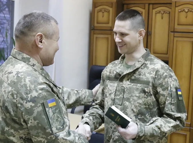Звільненим з полону військовим вручили нові документи