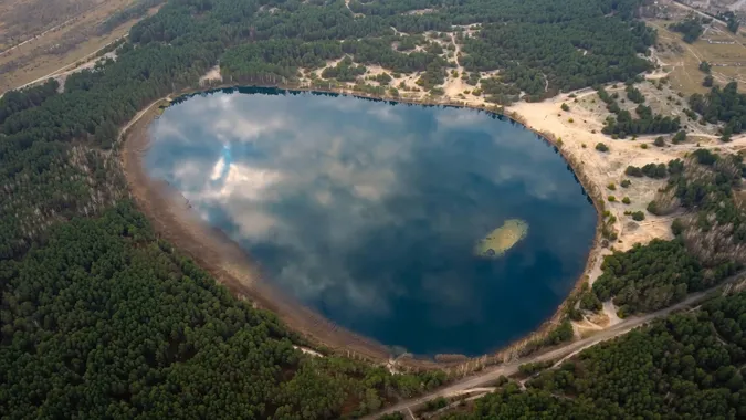 Морські пляжі посеред лісу: на Поліссі причаїлося глибоке озеро з цілющою водою (фото)