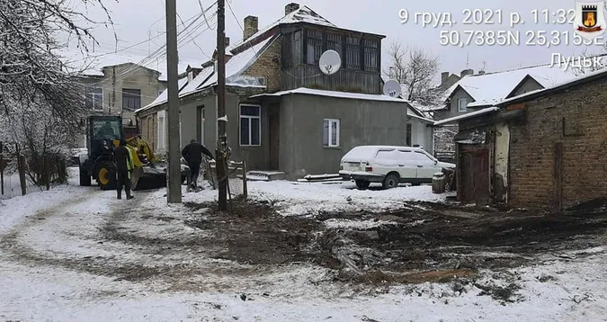 Луцькі муніципали порозвалювали сараї у Старому місті (фото, відео)