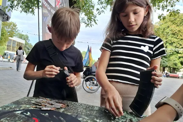 У центрі Луцька ветерани вчили такмеду та навичок для самозахисту (фото)